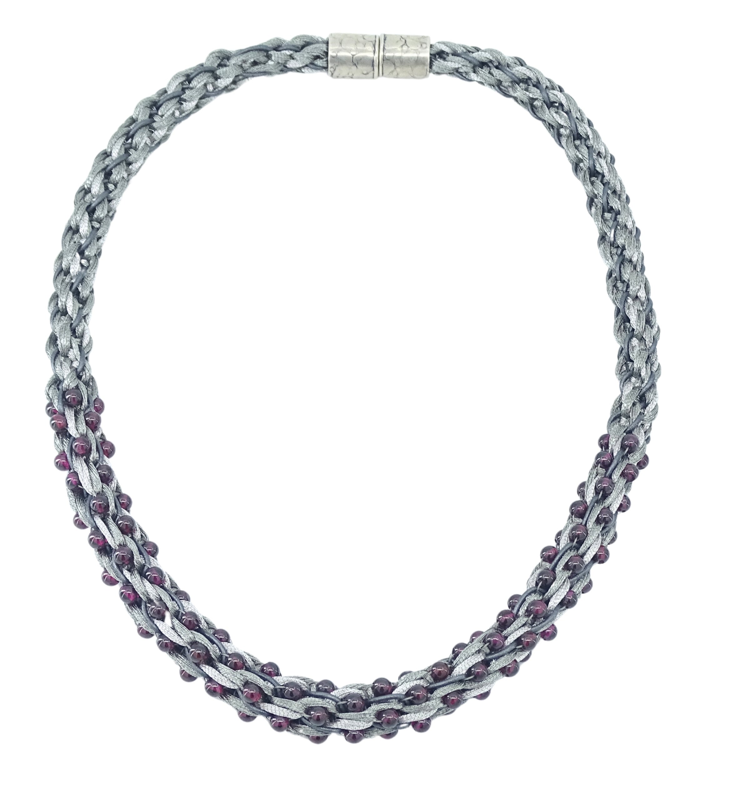 SPRINKLE OF GARNETS NECKLACE