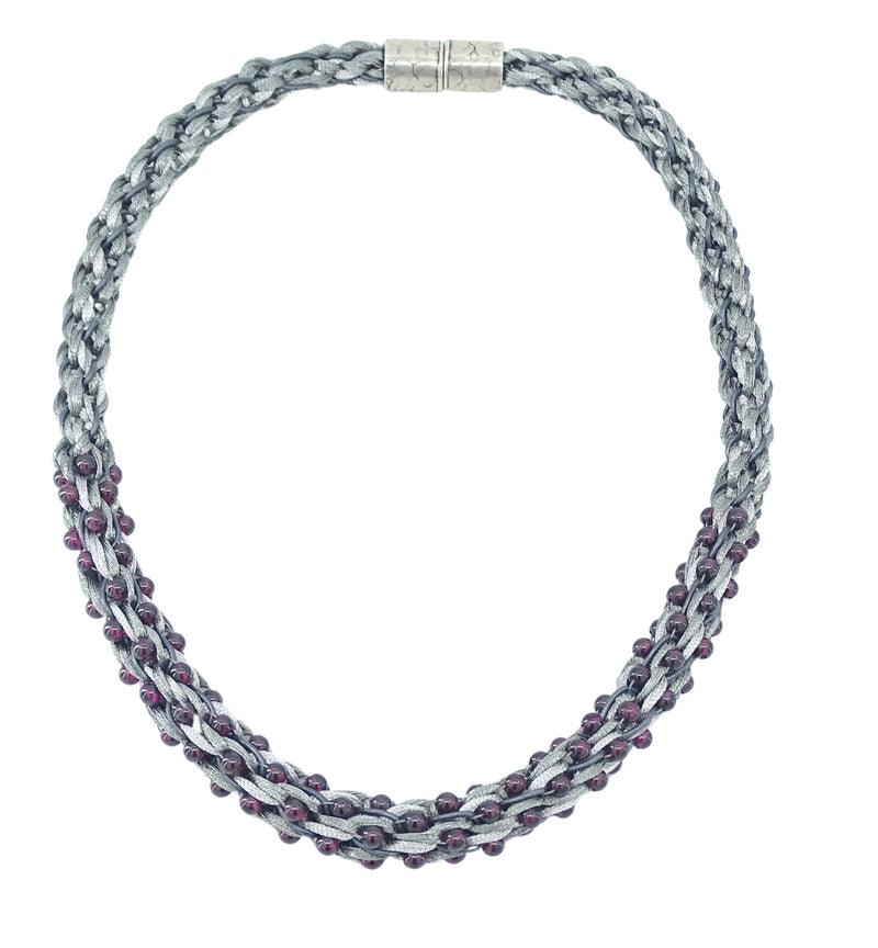 SPRINKLE OF GARNETS NECKLACE