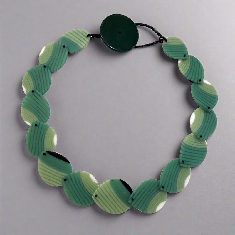 CARVED NECKLACE WITH GREEN TEARDROPS